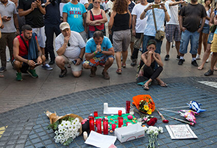 Flores y velas en Las Ramblas tras el atentado yihadista. | EFE