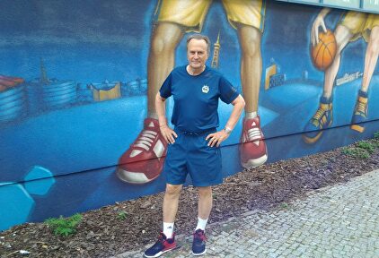 Aíto García Reneses, junto al pabellón del entrenamiento del Alba Berlín | LD (JMP)