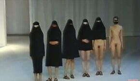 El desfile Between de Chalayan Chalayan