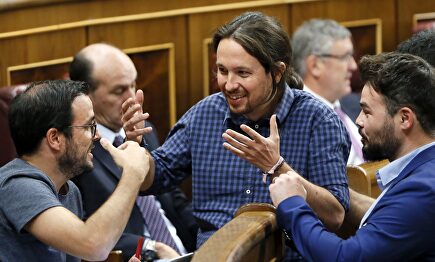 Pablo Iglesias y Gabriel Rufián, durante un pleno parlamentario. | EFE