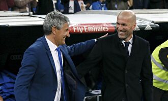 Setién con Zinedine Zidane en el Bernabéu. | EFE