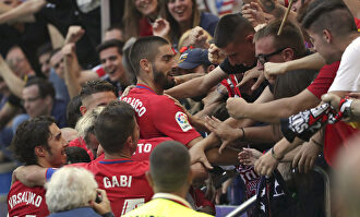 Carrasco celebró el 1-0 con la grada en un partido del Atlético en 2017. | EFE