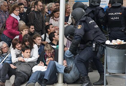 Agentes actuando en un colegio electoral durante el referéndum ilegal del 1-O. | EFE