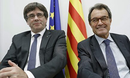 Carles Puigdemont y Artur Mas | EFE