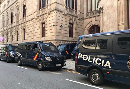 Furgones policiales frente al TSJC. | Europa Press