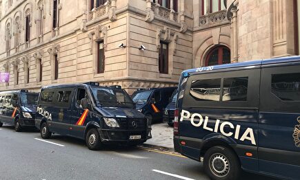 Furgones policiales frente al TSJC. | Europa Press