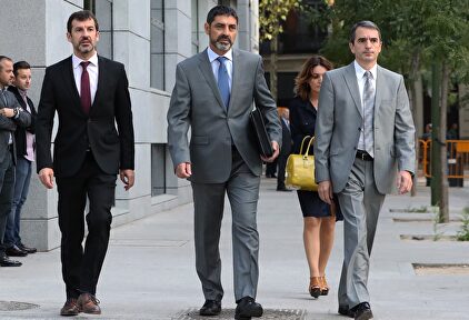 El exmayor de los Mossos d'Esquadra, Josep Lluís Trapero, en el centro de la imagen | EFE
