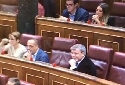 La diputada Lourdes Ciuró haciendo un corte de mangas a Toni Cantó | YouTube