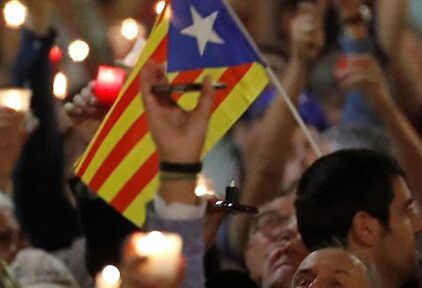 Miles de personas con velas en el centro de Barcelona | EFE