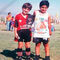 Porte de futbolista desde muy joven: En esta imagen, con apenas 9 años, el pequeño Lio ya demostraba su calidad como futbolista. Siempre vistiendo la elástica de Newell&#39;s. 