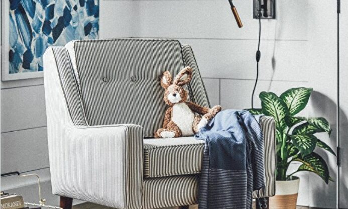 Una empresa ofrece alquilar por meses sillones y sofás