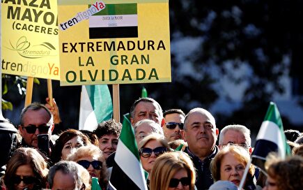 Protestas de extremeños en Madrid por la falta de infraestructuras | EFE