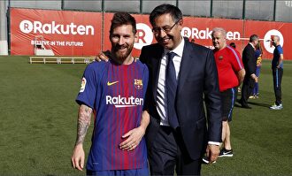 Messi junto a Josep María Bartomeu | EFE