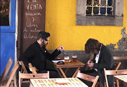 Jorge Alonso (izqda), con Nacho Vegas, prologuista de 'Fauna fría' | Fotografía cedida por el autor