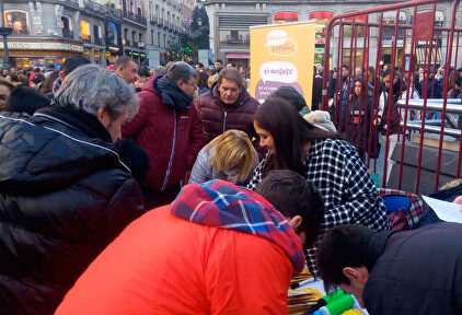 Un momento de la recogida de firmas. | LD