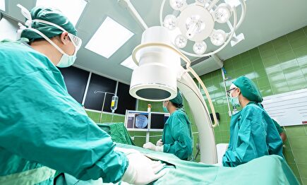 Personal sanitario durante una intervención | Pixabay/CC/sasint