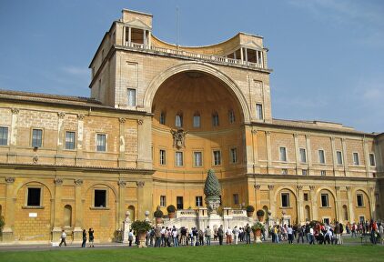 Imagen del patio del Belvedere de 2007 en la que se aprecia la necesidad de volver a pintarlo. | GNU/Kevin Chan