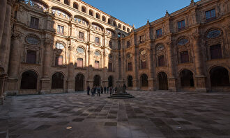 Claustro de la Universidad Pontificia de Salamanca. |  Carmelo Jordá