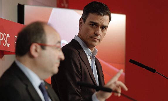 Pedro Sánchez mira a Miquel Iceta |  EFE