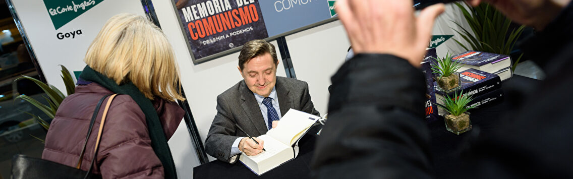 Jimenez Losantos dedica su libro a un lector. | David Alonso Rincón.