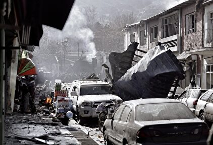 Columnas de humo tras el atentado con coche bomba en Kabul (Afganistán). | EFE