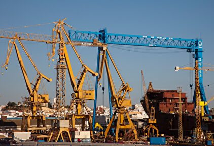 Grúas en el Polígono Pesquero de Huelva | Alamy
