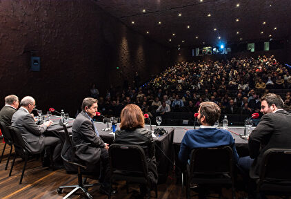 Cientos de oyentes de esRadio abarrotan el CaixaForum para asistir en directo a la emisión de 'Es la Mañana'
