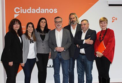 El secretario general de Ciudadanos, José Manuel Villegas, junto a miembros de Cs, hoy en Santiago de Compostela | Cs