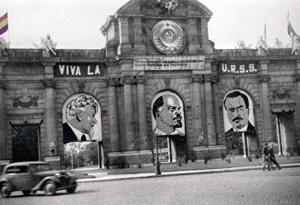 Homenaje a la URSS en la Puerta de Alcalá durante la Guerra Civil | Cordon Press