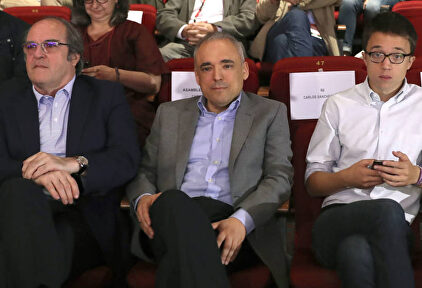 Gabilón y Errejón, separados por Rafael Simancas, en un acto público. | EFE