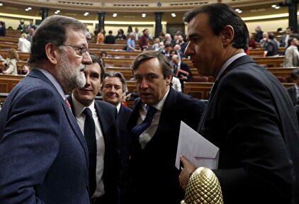 Rajoy conversa con Ayllón, Hernando y Maillo. | EFE