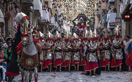 El espectáculo barroco y sensual de los Moros y Cristianos de Alcoy