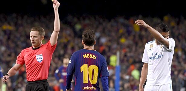 Hernández Hernández muestra una cartulina amarilla. | EFE