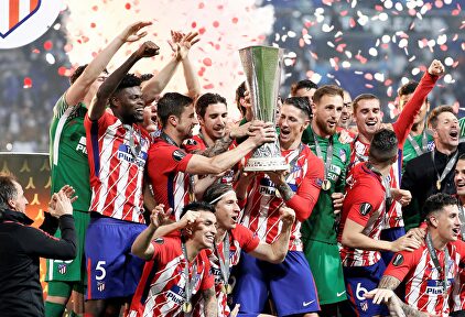 Los jugadores del Atlético de Madrid posan con el trofeo de la Europa League conquistado en Lyon. | EFE