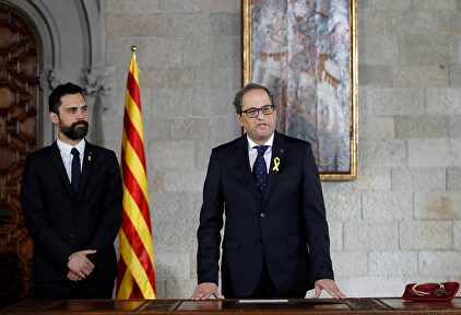 Roger Torrent, a la izquierda de Quim Torra. | EFE
