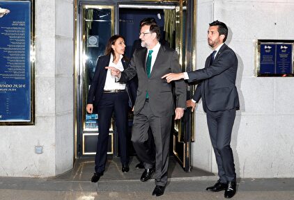 Rajoy, saliendo del restaurante tras la moción de censura. | EFE