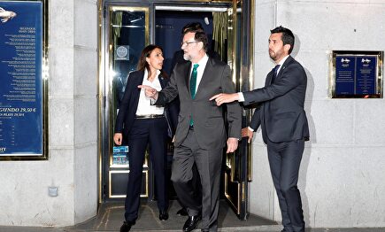 Rajoy, saliendo del restaurante tras la moción de censura. | EFE