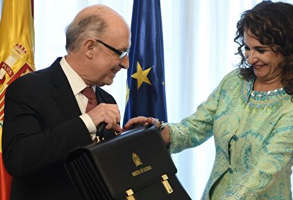 Cristóbal Montoro y María Jesús Montero, en la toma de posesión de ésta última como ministra de Hacienda. | EFE
