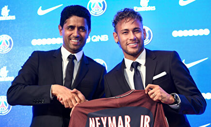 Neymar, junto a Al Khelaifi en su presentación con el PSG. | Archivo