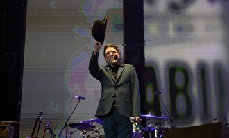 Joaquín Sabina se cayó del escenario durante su concierto en Madrid | EFE