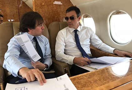 Albares y Sánchez en su primer viaje internacional | Moncloa