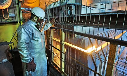 Trabajador en un horno de una fábrica de acero | Alamy
