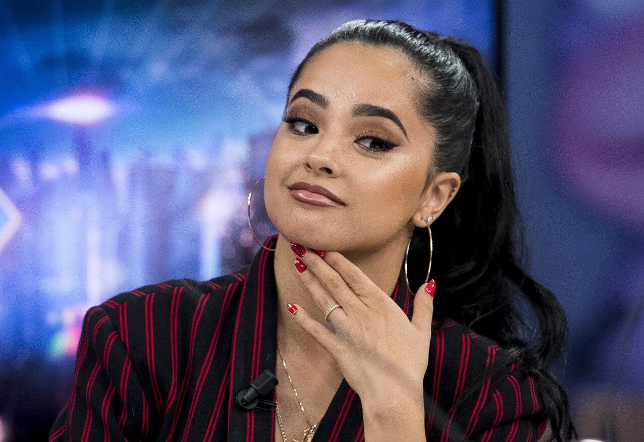 Escucha la versión acústica del tema de Becky G — Sin Pijama