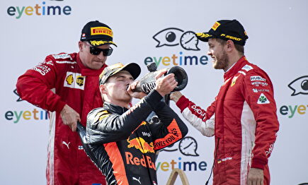 Verstappen con dos pilotos de Ferrari. | EFE