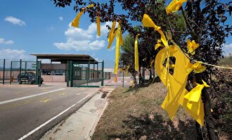 Lazos amarillos en la puerta de Lledoners. | EFE