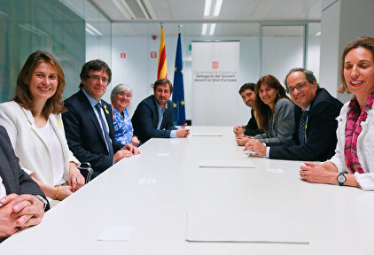 Carles Puigdemont y Quim Torra con exconsejeros y consejeros de la Generalidad de Cataluña. | EFE