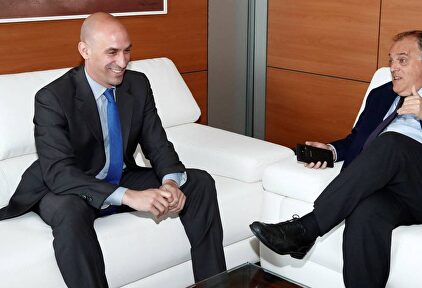 Luis Rubiales y Javier Tebas dialogando | EFE