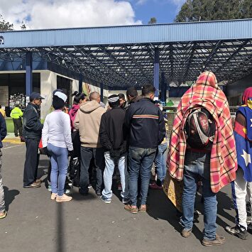 Cientos de venezolanos esperan en la frontera de Ecuador. | EFE