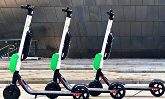 Patinetes aparcados en una acera | Lime