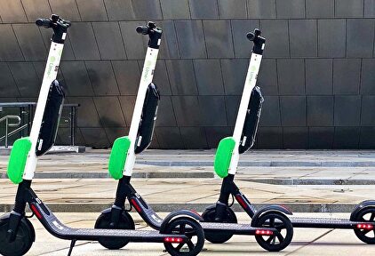 Patinetes aparcados en una acera | Lime